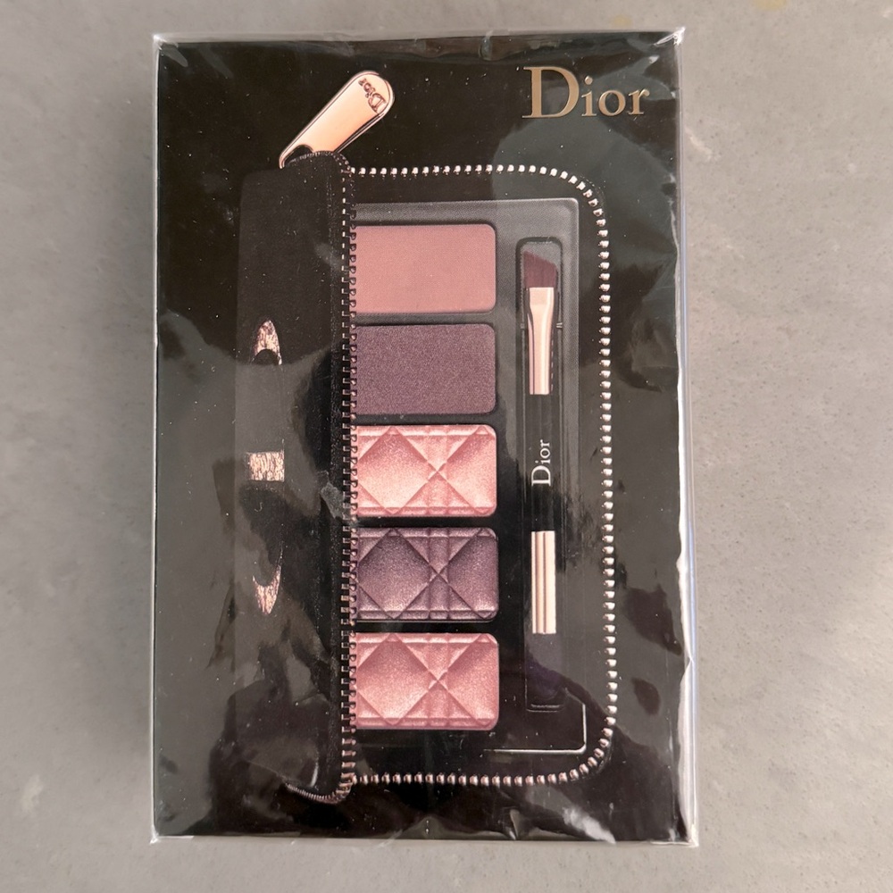 New Unopened Dior Holiday Couture Collection
Total Glow Nude Palette.